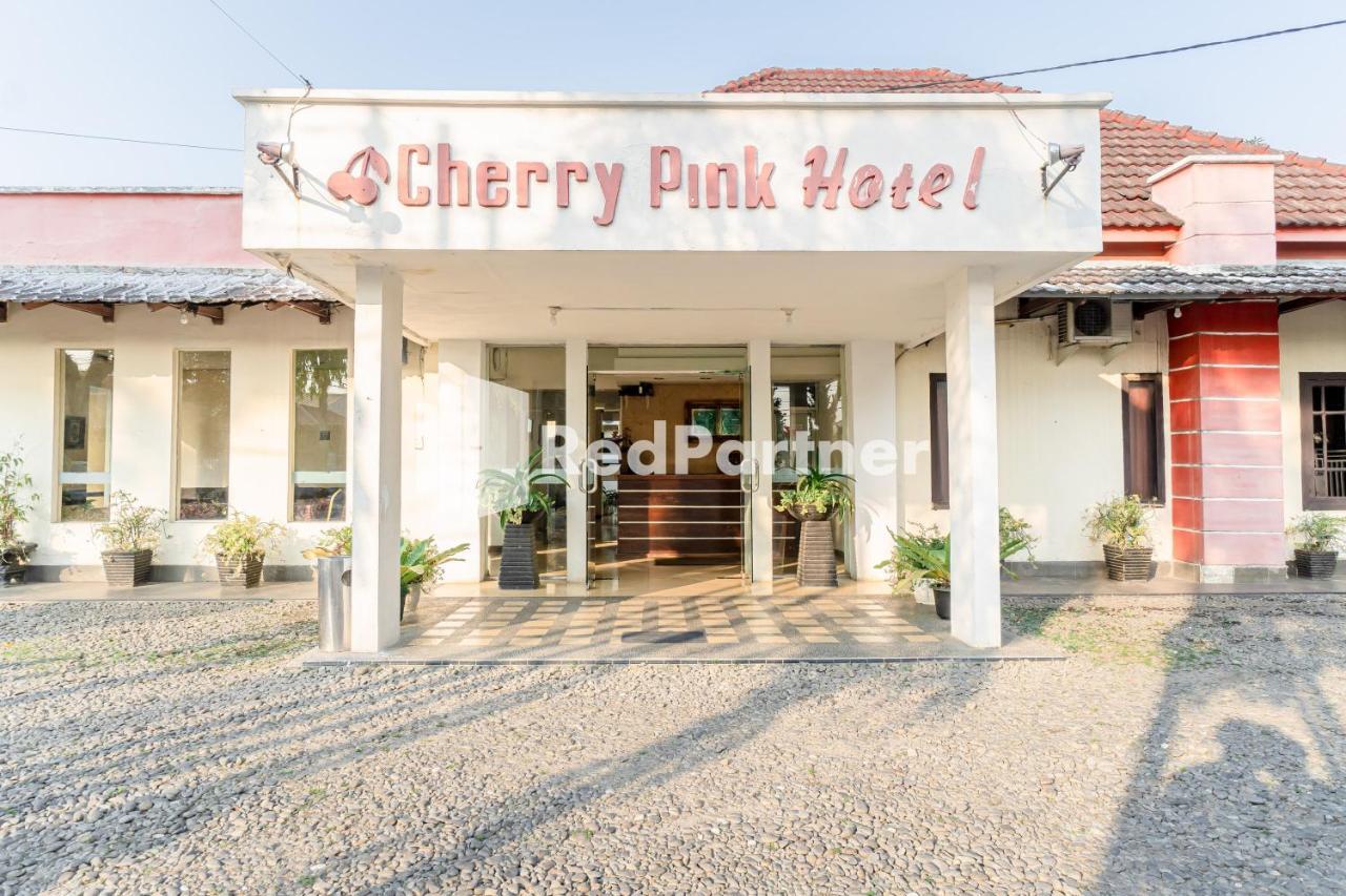 Cherry Pink Hotel Medan Mitra Reddoorz Eksteriør bilde
